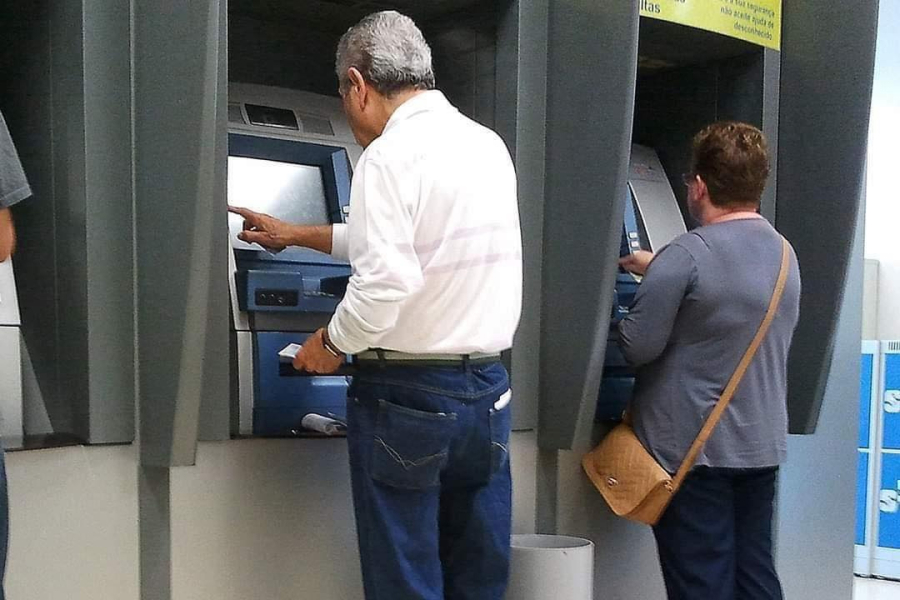 Aposentados do INSS que ganham mais que o mínimo começam a receber 13º