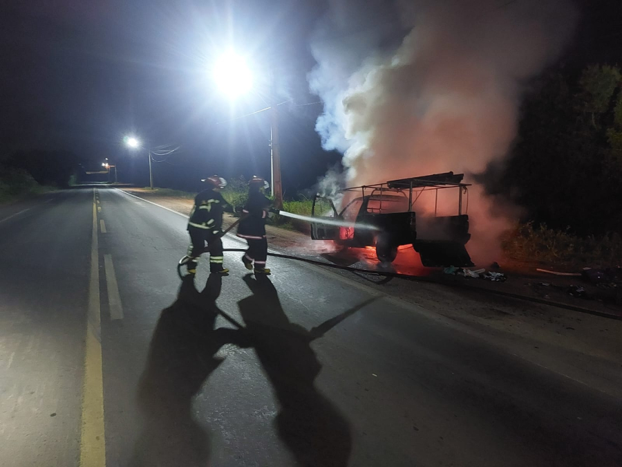 Carro é destruído por incêndio na ERS-401, em Charqueadas