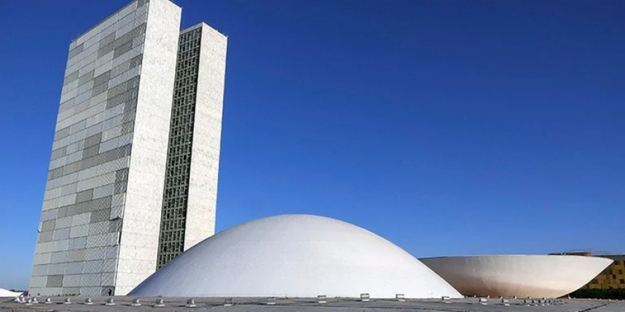 Proposta que extingue a reeleição e amplia mandatos avança no Senado